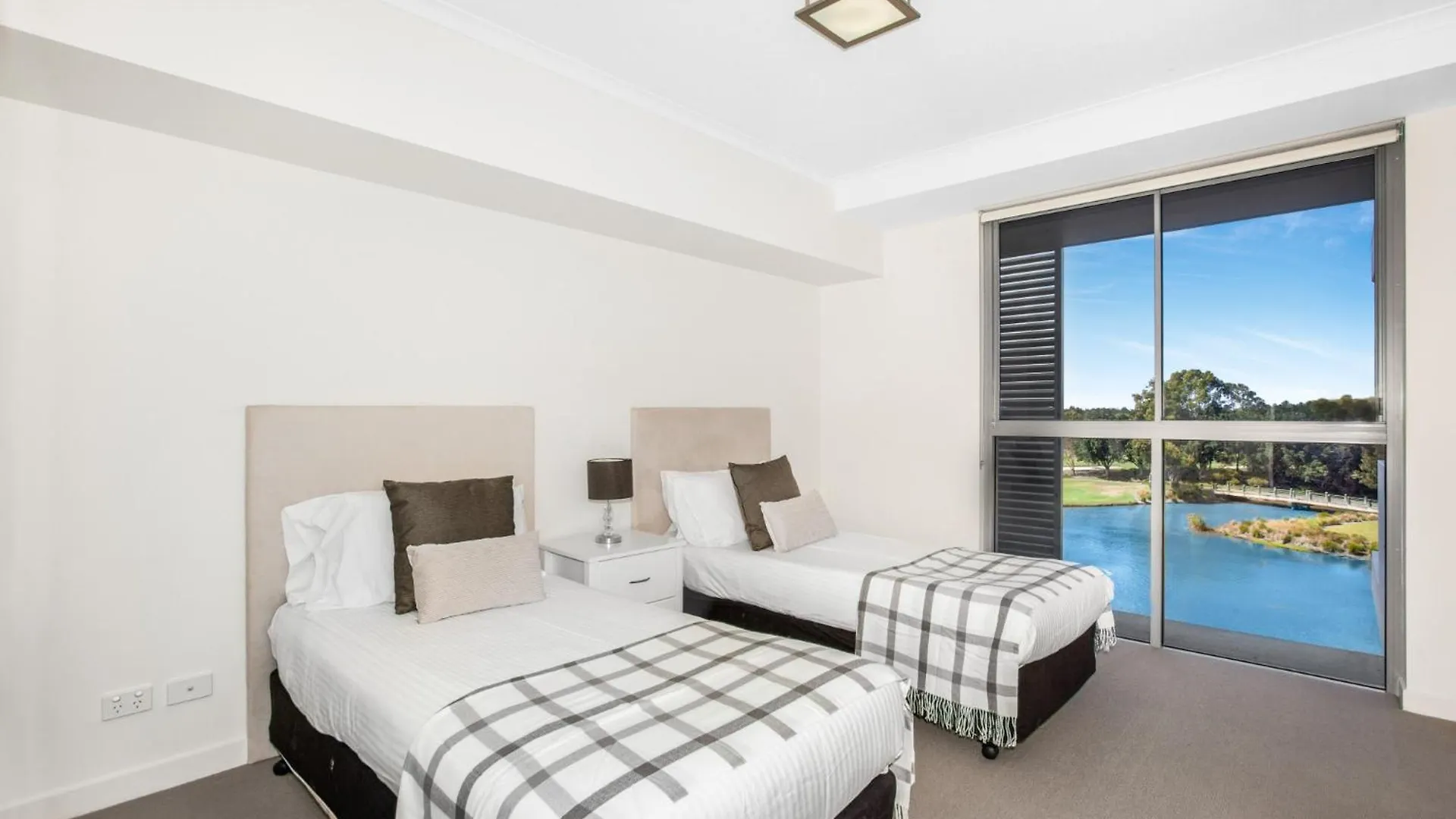 Lakeside Family Oasis With Pool, Gym And Balcony Gold Coast Apartment