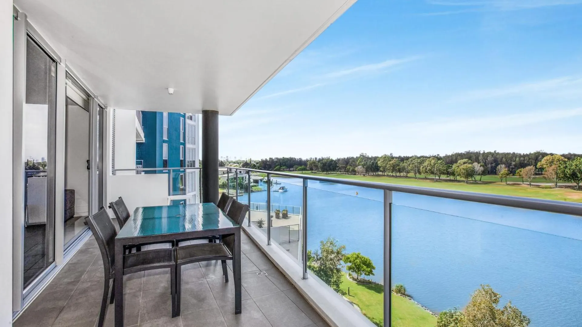 Apartment Lakeside Family Oasis With Pool, Gym And Balcony Gold Coast Australia