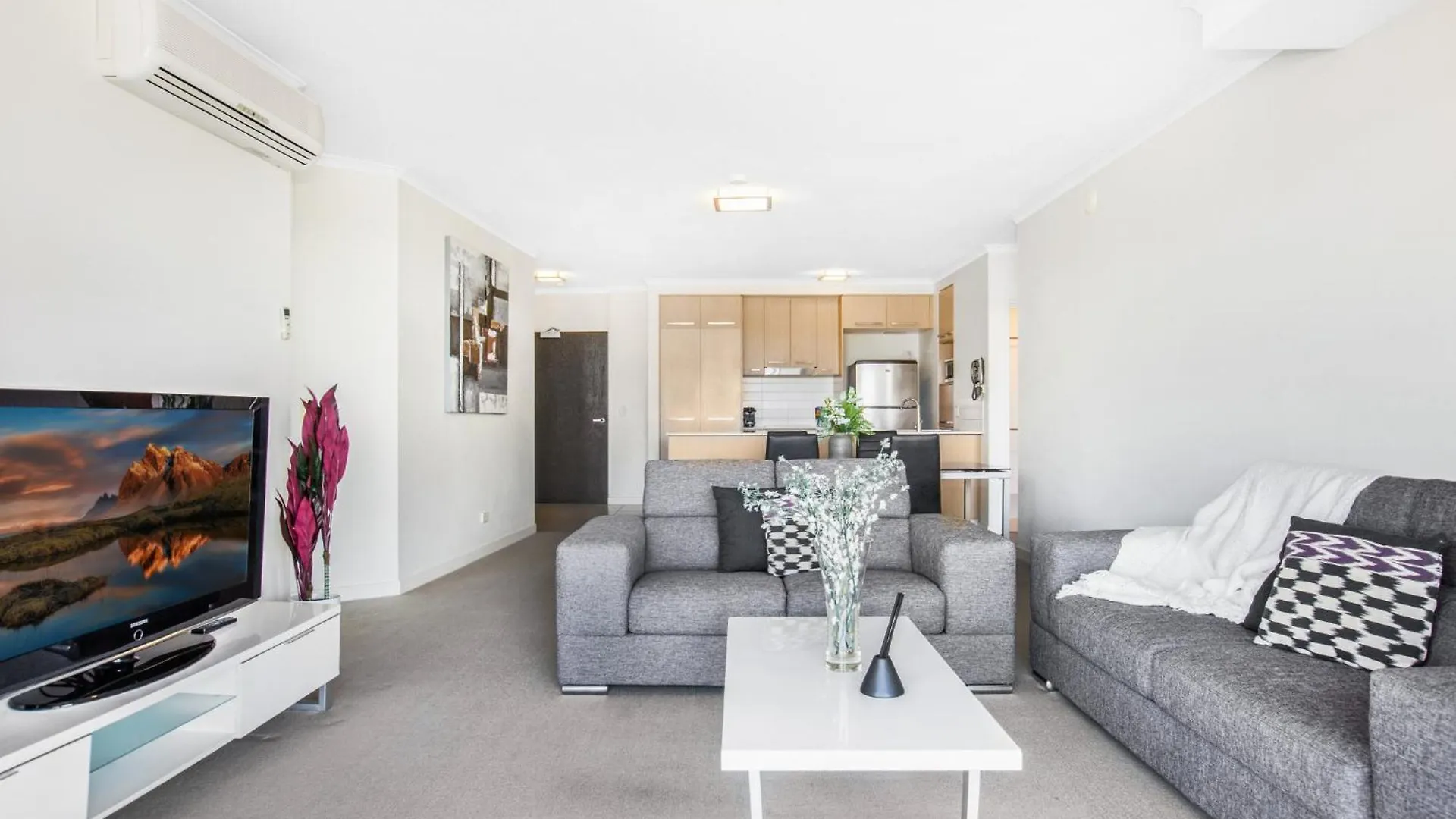 Lakeside Family Oasis With Pool, Gym And Balcony Gold Coast Apartment